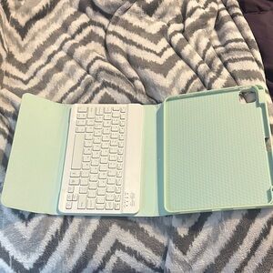 iPad Pro 2nd Gen Mint Green w/ Keyboard Case